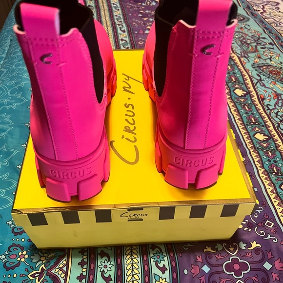 Circus by Sam Edelman Women's Darielle Lug Sole Chelsea
Boots💖 - Picture 2 of 6